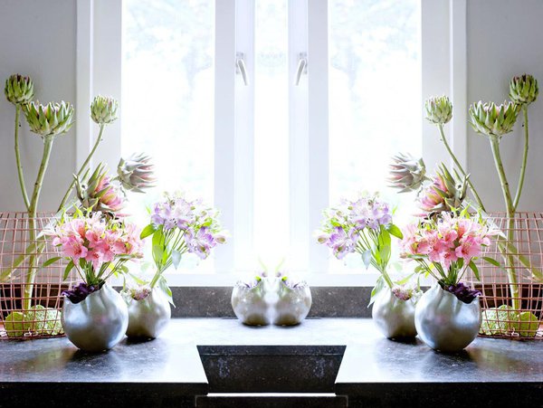 Le feuillage torsadé de cette plante semble danser comme pour souligner les courbes voluptueuses de ses fleurs à motifs aux couleurs éclatantes. Entremêlées, les alstroemerias laissent imaginer qu’on a capturé un arc-en-ciel. Une fleur remplie de rêverie et de douceur, aux couleurs délicates!