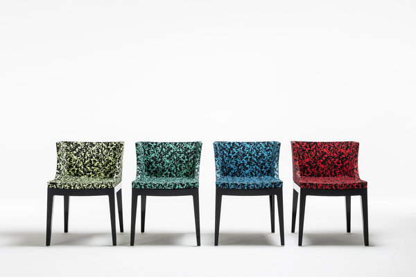 Best-seller, depuis l’année de sa création, il se pare aujourd’hui de tissus Memphis signés Ettore Sottsass. La structure est moulée par injection disponible en polycarbonate transparent ou noir brillant. Cette gamme de tissu comprend les motifs Schizzo, Rete et Letraset signés Ettore Sottsass. Fauteuil Mademoiselle Memphis design Philippe Starck, Kartell.