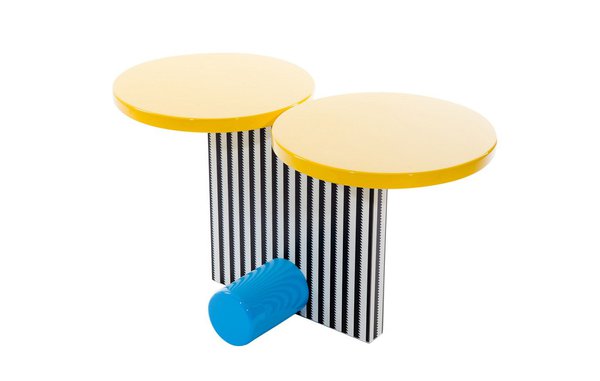 En série, elle a été conçue dans un ensemble de quatre tables d'appoint (Kristall, Flamingo, Polar, Continental) qui utilisent les couleurs, motifs, matériaux et formes identiques, dans des configurations différentes. Table Polar, design Michele De Lucchi, 1984, 1753 € Memphis Milano chez Made in Design.