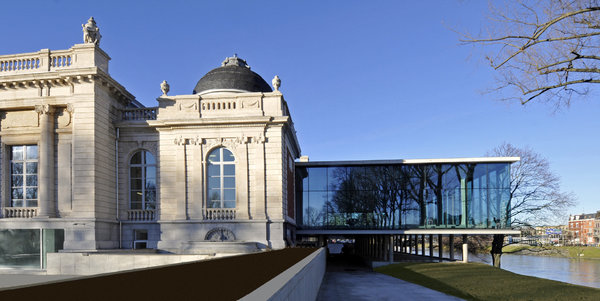 Le bâtiment d’origine est de style Louis XVI, inspiré du Petit Trianon de Versailles.