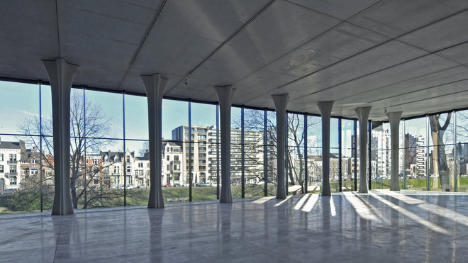 L’espace ouvert sur l’extérieur et largement vitré offre une vue sur les bords de la Meuse. Les structures de soutènement figurent un rideau d’arbres qui fait écho à ceux du parc environnant.