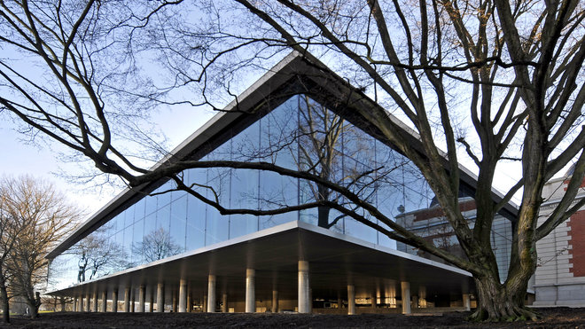 L’élément neuf le plus visible est constitué d’une extension largement vitrée, « insérée comme une nouvelle aile vers l’Est, en surplombant la berge vers la « Dérivation ».