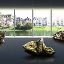 La nouvelle extension offre un espace ouvert pour accueillir des œuvres en volume et des sculptures baignées dans la lumière naturelle, comme dans l’atelier d’un artiste.