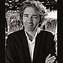 Portrait de Rudy Ricciotti, architecte français provençal installé à Bandol. Il utilise le béton allégé et fibré à ultra-hautes performances pour dessiner des façades ajourées, ondoyantes, des murs découpés qui cadrent des vues et des ouvertures à la géométrie libre. Chercheur autant que bâtisseur, il expérimente les limites du béton plastique pour offrir à ses constructions, grâce, sensualité, légèreté.