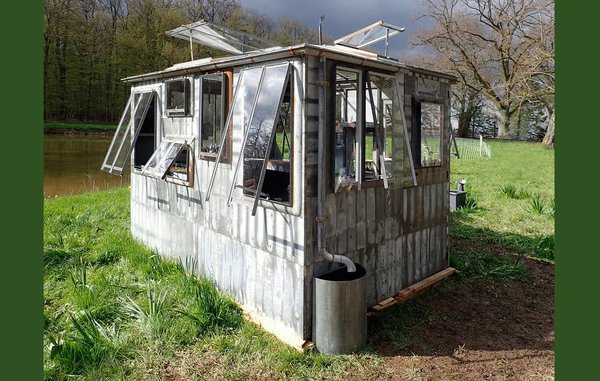 Une des dernières créations de Francis Arsène, ce cabanon-refuge. Il fait office d’abri de jardin ou de serre élégante, tout en s’intégrant délicatement dans le paysage.