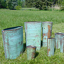 Les pots et jardinières, une fois dehors, se colorent avec le temps et les intempéries de teintes vert de gris, que l’on apprécie en choisissant le zinc.