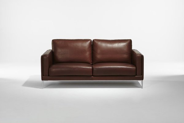 Parmi les nouveautés 2016, ce canapé incarne les valeurs de la marque Burov,  qualité, confort et finitions irréprochables. Canapé Auteuil, création Bernard Masson, Burov.