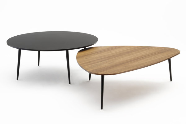 Un grand classique de l’éditeur, la table basse Soho qui est disponible en 7 versions, design Coedition Studio.