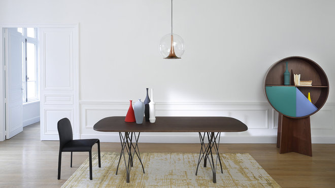 Table de repas Grass, double piétement, en métal laqué bronze, plateau oblong en placage de noyer, biseau en noyer massif, L.220 x l.95 x H.74 cm, design Patrick Jouin. Table de repas Grass, double piétement, en métal laqué bronze, plateau oblong en placage de noyer, biseau en noyer massif, L.220 x l.95 x H.74 cm, design Patrick Jouin.