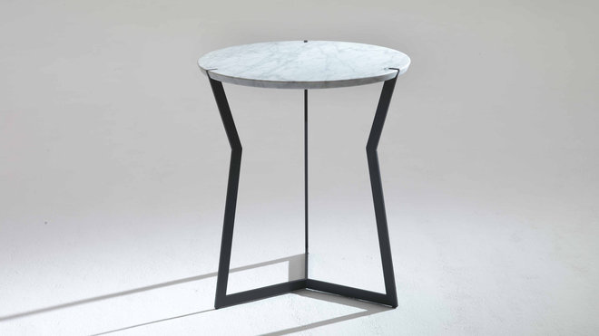 Guéridon Star, plateau marbre de Carrare de 20mm, piétement en métal finition bronze noir, 57 x 50 cm, design Olivier Gagnère. Guéridon Star, plateau marbre de Carrare de 20mm, piétement en métal finition bronze noir, 57 x 50 cm, design Olivier Gagnère.