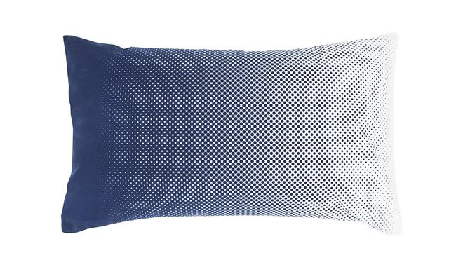 Cinétique. Une version contemporaine du grand bleu, pour le salon. Coussin Eclipsea 100% polyester, 30 x 50 cm, 12,99 €, Fly. Cinétique. Une version contemporaine du grand bleu, pour le salon. Coussin Eclipsea 100% polyester, 30 x 50 cm, 12,99 €, Fly.
