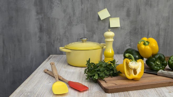 La peinture épaisse Loft Original recrée l’effet béton graphique typique des murs des anciens bâtiments industriels. Une esthétique urbaine très contemporaine, visuellement étonnante d’authenticité, grâce aux variations de matières et de nuances. Une tendance toujours au goût du jour dans de nombreux intérieurs. Vous pourrez exprimer votre créativité dans toutes les pièces de maison avec la primaire et le protecteur appropriés, associés d’une ou plusieurs des 8 nuances aspect satiné proposées par id.