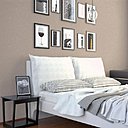 Avec la nouvelle formule signée id, vous pourrez décrocher les étoiles ! La marque a su innover pour intégrer directement les paillettes à sa nouvelle gamme Paillett’ ; désormais, une simple application sur les murs ou sur les boiseries suffit. Paillett’, c’est une constellation de couleurs tendances ; avec un aspect mat profond, la peinture joue le contraste avec les minuscules paillettes qui allument de délicats reflets sur la matière. Le nuancier se décline en 8 coloris, des neutres aux vifs.