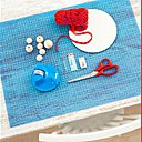 Aujourd’hui, Maison.com vous propose un DIY sans clou ni vis ! Pour cela, pas de matériel onéreux mais, un miroir rond, des perles en bois de différentes tailles, de la laine épaisse de la couleur qui vous plaira, une paire de ciseaux. Il vous faudra également une aiguille et finalement, deux produits de la marque Tesa : Powerstrips Crochets Small Métal et Easy Cut Dérouleur de table Compact.