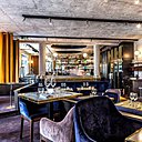 La nouvelle salle du Moulin de la Galette associe chic et look industriel.