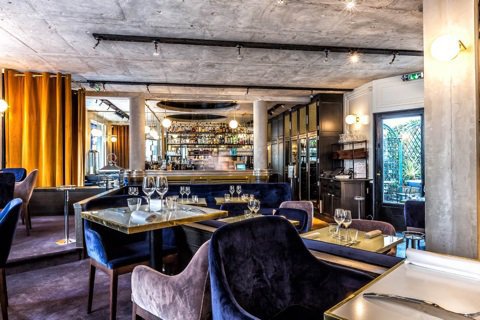 La nouvelle salle du Moulin de la Galette associe chic et look industriel.