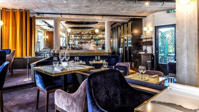 La nouvelle salle du Moulin de la Galette associe chic et look industriel.