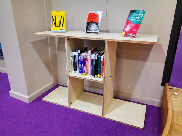 La petite console étagère trouvera une nouvelle vie un jour en devenant table basse.