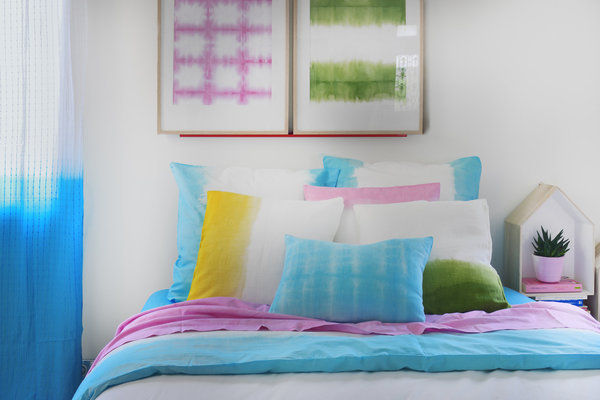 Une chambre à coucher tout en douceur, bleu, jaune, rose et vert utilisés dans différentes techniques de pliage, ou de trempage pour réaliser des toiles à encadrer, des taies d'oreiller, une couette et le drap qui va avec.