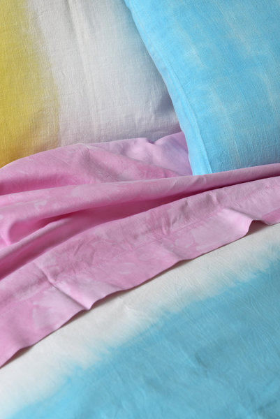 Tout en douceur, redonnez vie à votre linge blanc défraichi par ces techniques simples de trempage, ou de Tie Dye.