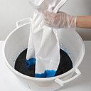 La technique du trempage est la plus simple, en prenant garde de ne pas souiller la partie blanche du tissu.