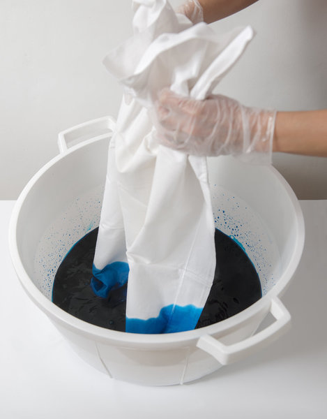 La technique du trempage est la plus simple, en prenant garde de ne pas souiller la partie blanche du tissu.