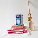 Du tissu, de la teinture idéal, 2 planches de bois, 1 cuillère en bois et une bassine.