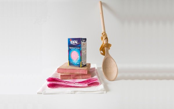 Du tissu, de la teinture idéal, 2 planches de bois, 1 cuillère en bois et une bassine.