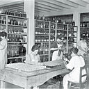 L’ambiance d’un atelier de conditionnement chez Fragonard, 1925.