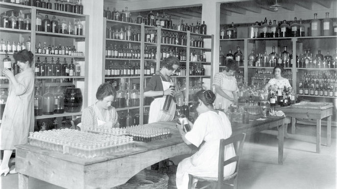 L’ambiance d’un atelier de conditionnement chez Fragonard, 1925. L’ambiance d’un atelier de conditionnement chez Fragonard, 1925.