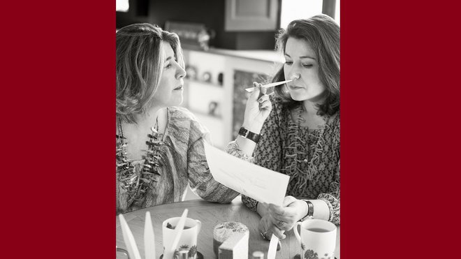 Agnès et Françoise Costa en séance de travail d’olfaction, 2015. Agnès et Françoise Costa en séance de travail d’olfaction, 2015.