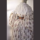 Robe en coton imprimé à énormes manches «gigot», origine Grasse vers 1829-30 Canezou en mousseline brodée au point de chaînette, vers 1830-35.