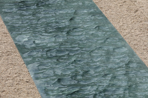 Le geste végétal du designer Mathieu Lehanneur créé pour les Écuries du Domaine : Petite Loire, une spectaculaire œuvre de marbre vert inspirée à la fois par le fleuve et par les arbres de Chaumont-sur-Loire. « C’est à travers l’eau que j’ai eu envie de parler du jardin. Cette eau que l’on ressent avant même de la découvrir en contrebas du Château, dans sa course ininterrompue vers l’Océan », raconte Mathieu Lehanneur.