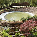 Dans le parc du Goualoup, le jardin chinois réalisé en collaboration avec le musée du jardin chinois de Pékin. C’est une réflexion sur l'infini qui se réfère au ruban de Moebius, symbole occidental de l’infini. Ce ruban dont la surface compacte possède un bord homéomorphe à un cercle, ne possède qu'une seule face, contrairement à ruban classique qui en possède deux. Ce jardin fait aussi référence au Yin et au Yang.