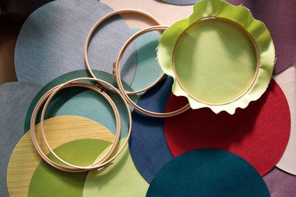 La canopée, avec ses couleurs variées et limitant les rayons lumineux, possède un côté luxuriant et étonnant ; cette mosaïque de couleurs à l’aspect feuillu foisonnant vous fera voyager dans un univers sonore et sensoriel. Canopée conçue avec des tissus Sunbrella par la designer Elise Fouin.