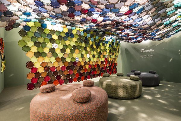 La canopée imaginée par la designer Elise Fouin vous entraîne dans un voyage étonnant, où les jeux de lumières associent des couleurs chaudes et d’autres froides, pour une scénographie pleine de sensibilité.