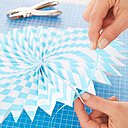 Étape 6 : Faites passer le ruban par les trous précédemment percés. Avant d’appliquer le crochet Powerstrip, nettoyez la surface à encoller avec un produit nettoyant sans silicone.