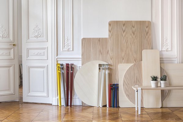Deux tailles de pieds (75 centimètres pour les tables hautes et bureaux ou 40 centimètres pour les tables basses et chevets) colorés et modernes qui, associés avec un plateau de votre choix rendra votre meuble unique !