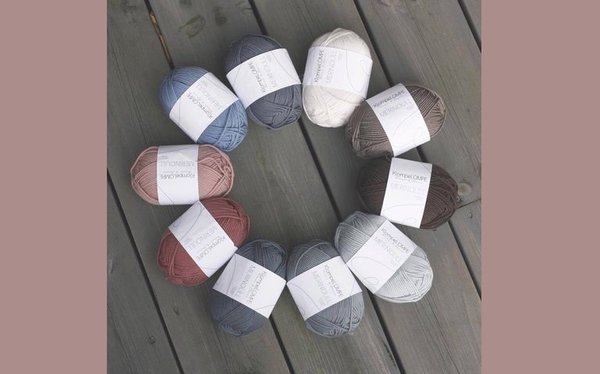 Belle roue de couleurs des laines klompelompe.