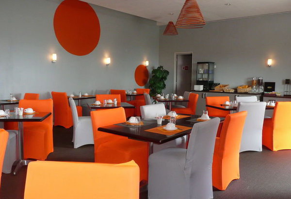 Une ambiance moderne et chaleureuse de la salle du petit déjeuner.