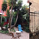 A gauche, une terrasse intérieure où Christelle prévoit des surprises parfumées. A droite une belle porte qui n’a pas bougée depuis le couvent. A gauche, une terrasse intérieure où Christelle prévoit des surprises parfumées. A droite une belle porte qui n’a pas bougée depuis le couvent.