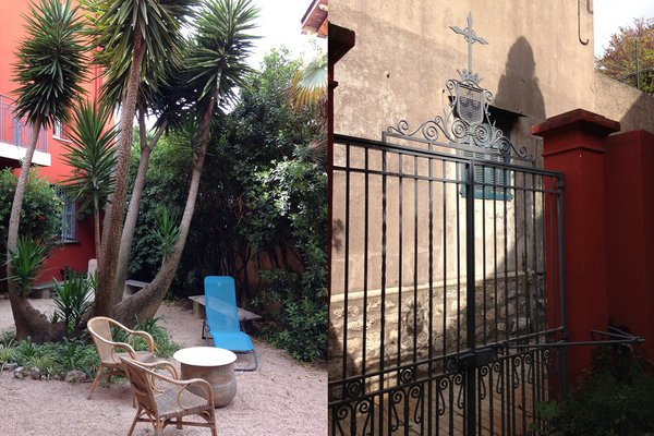 A gauche, une terrasse intérieure où Christelle prévoit des surprises parfumées. A droite une belle porte qui n’a pas bougée depuis le couvent.