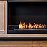 La cheminée au bioéthanol (Ignisial) offre une alternative moderne au feu traditionnel et s’intègre sans danger dans le rangement du salon.