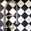 La crédence de la cuisine est animée d’un carrelage noir et blanc, posé en diagonale (faïence mate, 10 x 10 cm). Les prises électriques et l’interrupteur reprennent le style d’un modèle vintage des années 1950 (chez Mod Elec). Robinetterie, Grohe.