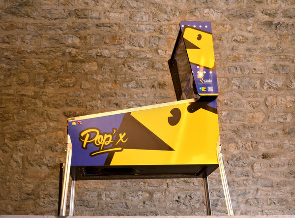 Vintage et technologique, le nouveau flipper numérique a été imaginé par ses savoyards passionnés.