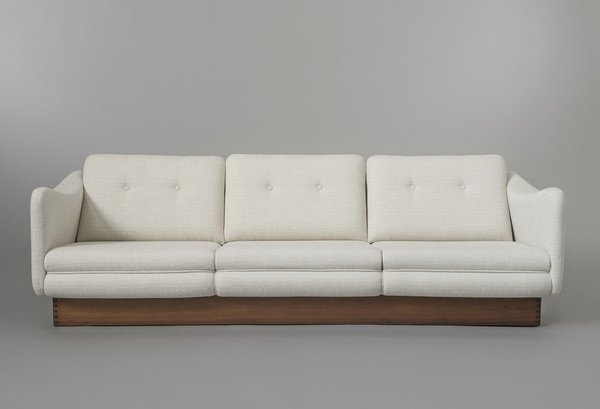  Forme canine et familière pour ce canapé trois places SF116 - Teckel édité par Steiner en 1963. En bois, mousse et tissus (H 60 x L 200 x P 77 cm et H d’assise 33 cm).