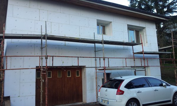 La maison en cours de travaux, avec une isolation des murs par l'extérieur en PSE de 200 mm (R=5m²K/W).