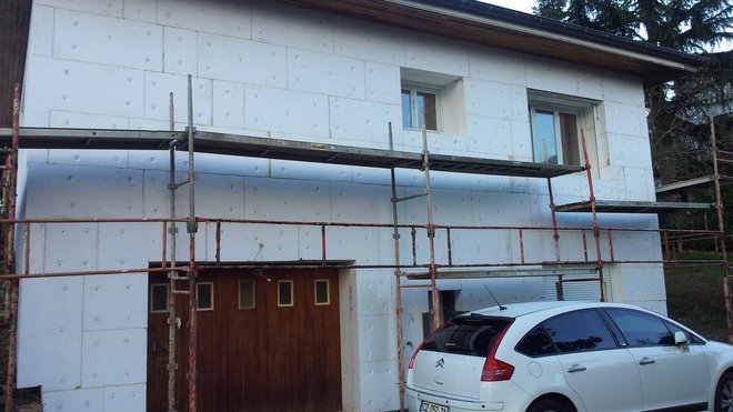 La maison en cours de travaux, avec une isolation des murs par l'extérieur en PSE de 200 mm (R=5m²K/W).