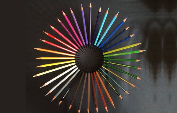 Une coupe pour fruits  originale imaginée par un designer à partir de crayons de couleurs inclus dans un petit accessoire préformé à l'imprimante 3 D astucieux.