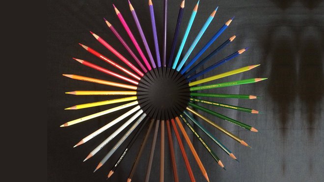 Une coupe pour fruits  originale imaginée par un designer à partir de crayons de couleurs inclus dans un petit accessoire préformé à l'imprimante 3 D astucieux.